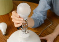 Installing an LED lightbulb Installing an LED lightbulb
