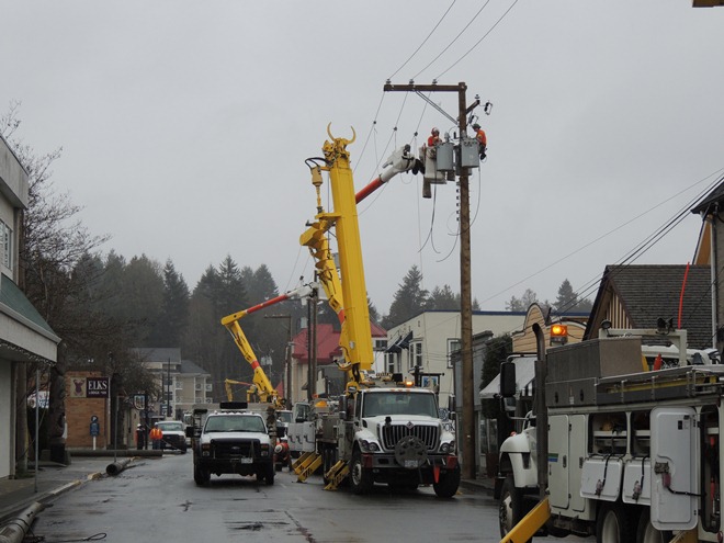 Bucket truck replacing power poll in Duncan full size					