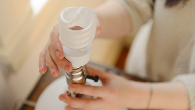 Installing a CFL lightbulb Installing a CFL lightbulb