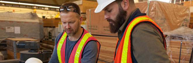 2 construction men in a discussion