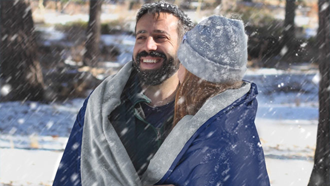 Image of a couple using an OCEAS waterproof blanket Image of a couple using an OCEAS waterproof blanket