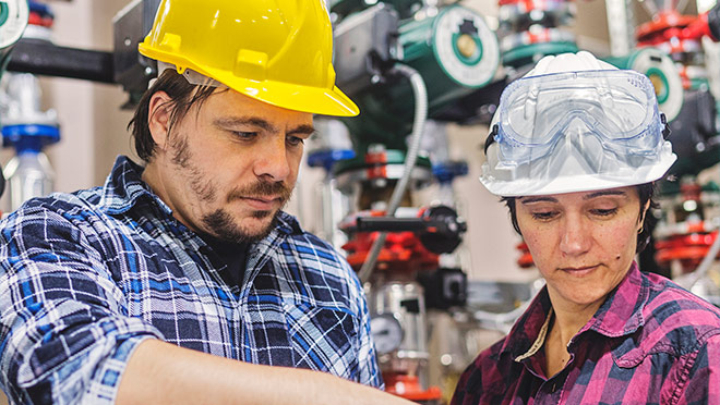 Image of energy manager and client in hard hats Image of energy manager and client in hard hats