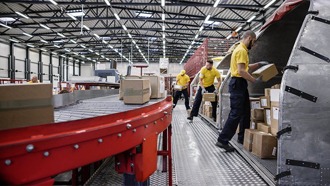 Shipping staff and conveyor belt Shipping staff and conveyor belt