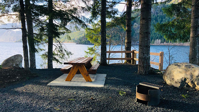 Image of a picnic site at the Upper Campbell River Reservoir campground