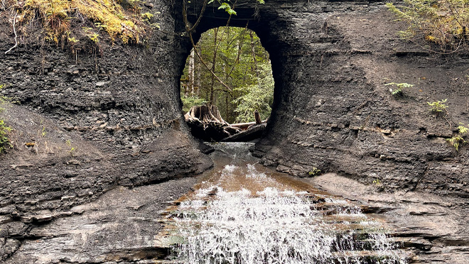 Hole-in-the-Wall Port Albeni, Tofino, British Columbia Hole-in-the-Wall Port Albeni, Tofino, British Columbia