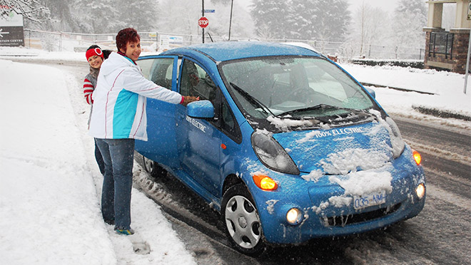 Image of the Swart family with their electric car Image of the Swart family with their electric car