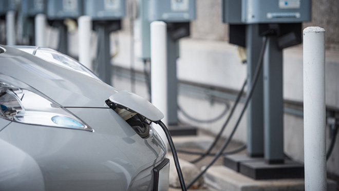 Image of a Nissan Leaf connected to a fast charger