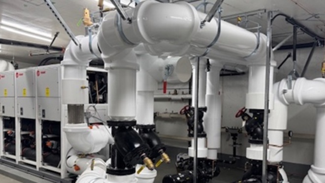 Heat recovery chiller system in a mechanical room